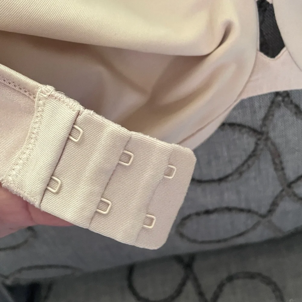 Lilyette Bra nude 38D .  Unpadded underwire style.  Adjustable straps.  EUC - Picture 9 of 12